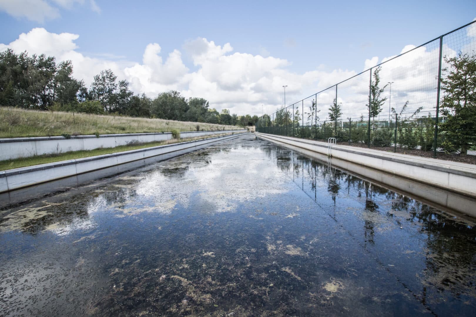 Waterkering bij sportcomplex De Zilk in Noordwijkerhout met Bosch Beton keerwanden