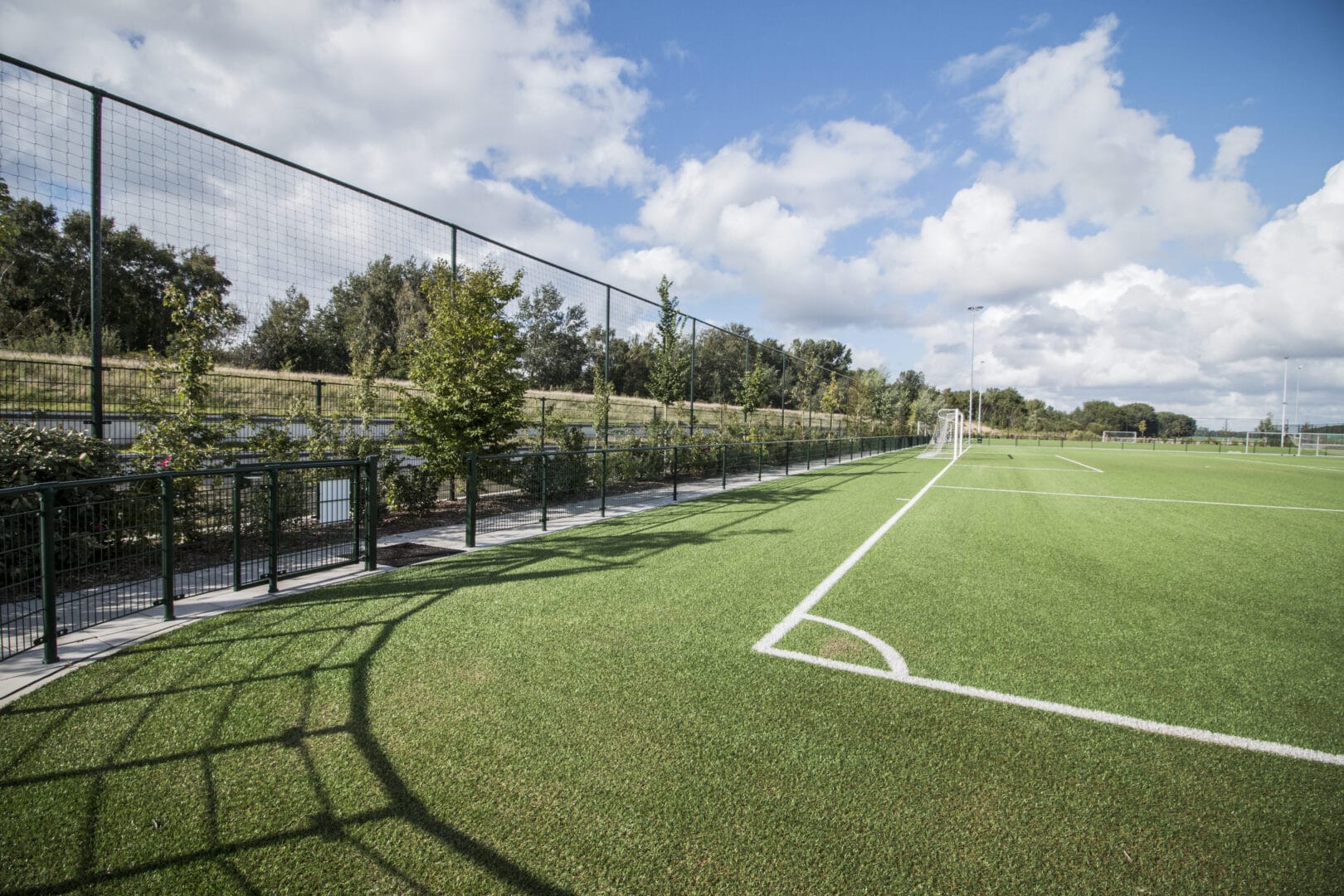 Waterkering bij sportcomplex De Zilk in Noordwijkerhout met Bosch Beton keerwanden