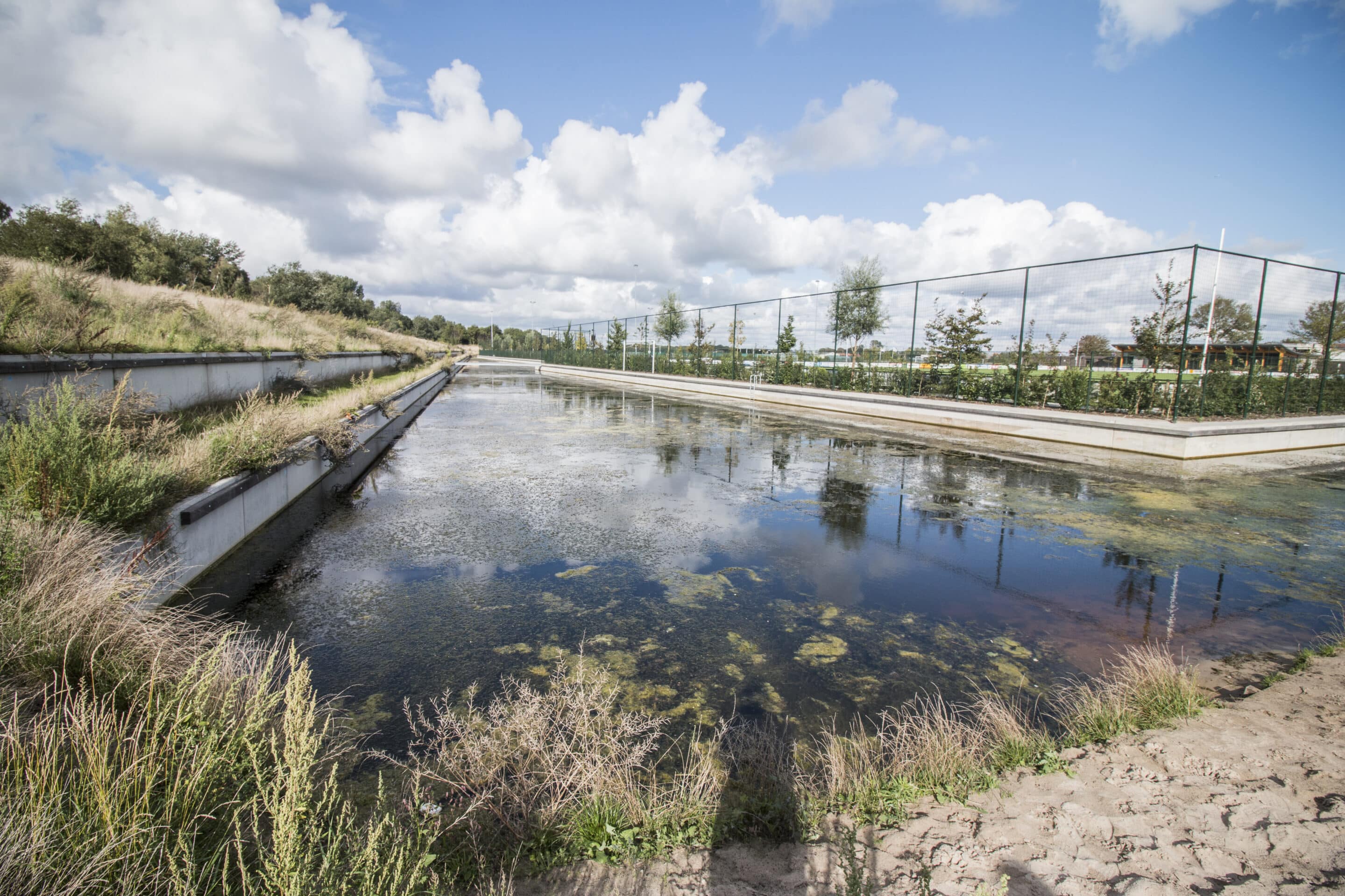 Waterkering bij sportcomplex De Zilk in Noordwijkerhout met Bosch Beton keerwanden