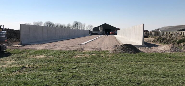 Bosch Beton - Duo-afvoergoot scheidt water en perssappen in sleufsilo in Tzumarrum