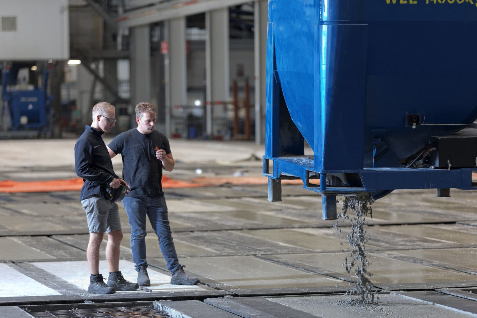 Vakmannen aan het werk in de duurzame fabriek van Bosch Beton
