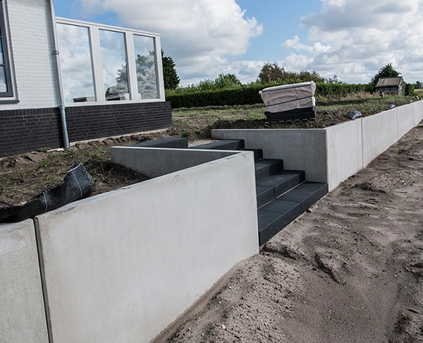 Bosch Beton - Keerwanden in de tuin met niveauverschil in Hillegom