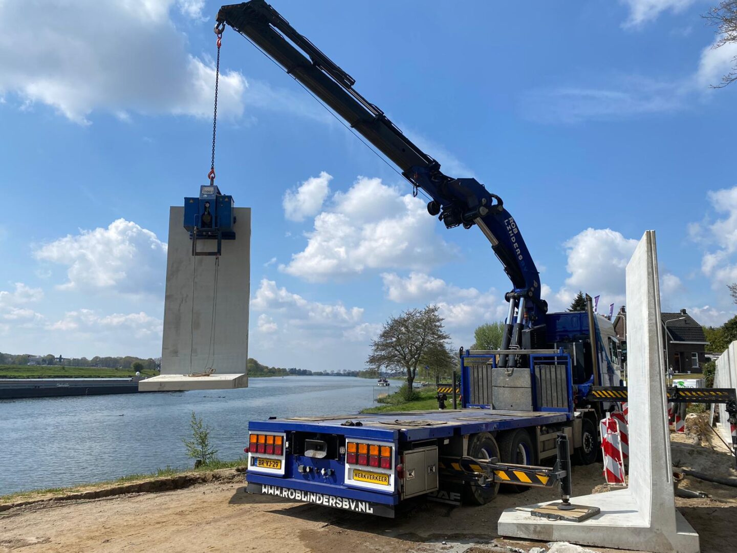 Bosch Beton - Hoogteverschil opgelost met keerwanden in Kessel nabij het veer (Limburg)