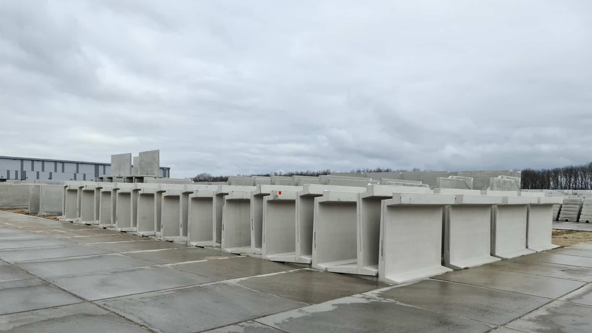 Vorrat an Betonfertigteilen auf dem Werksgelände von Bosch Beton