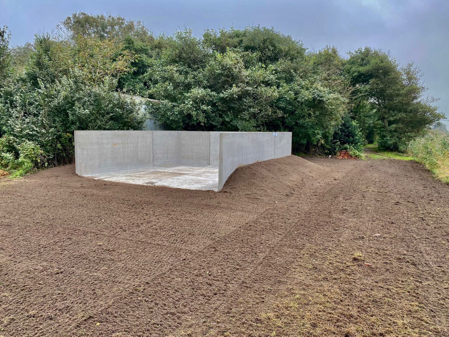 Bosch Beton - Mestopslag betonnen keerwanden bij boer op Texel