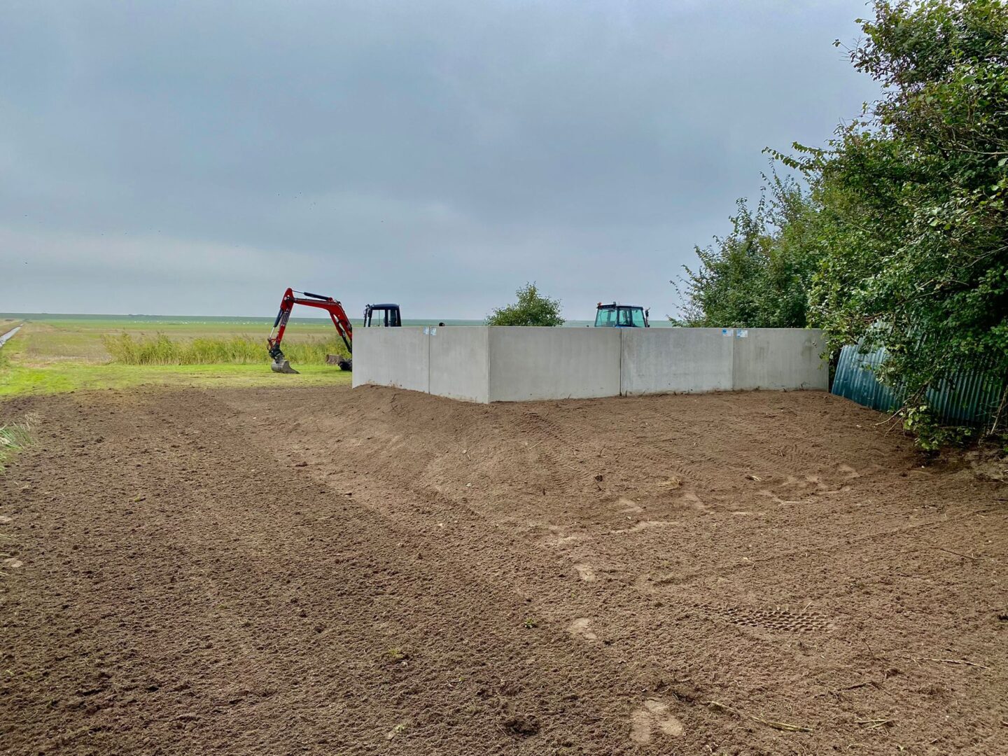 Bosch Beton - Mestopslag Van Betonnen Keerwanden Bij Boer Op Texel