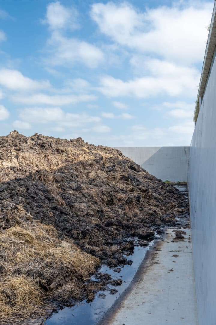 Bosch Beton - Mestopslag van keerwanden bij melkveehouder in Burgerbrug