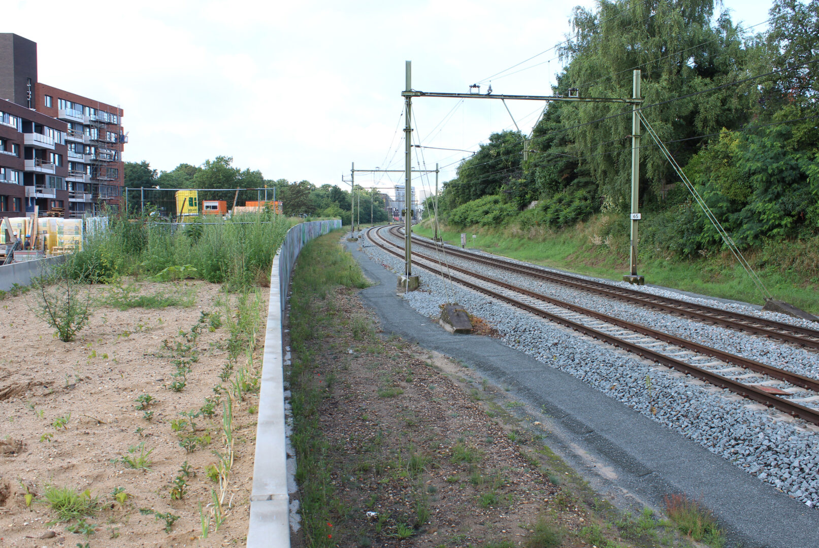 Bosch Beton - Keerwanden vormen geluidswal langs spoorlijn Nijmegen-Den Bosch