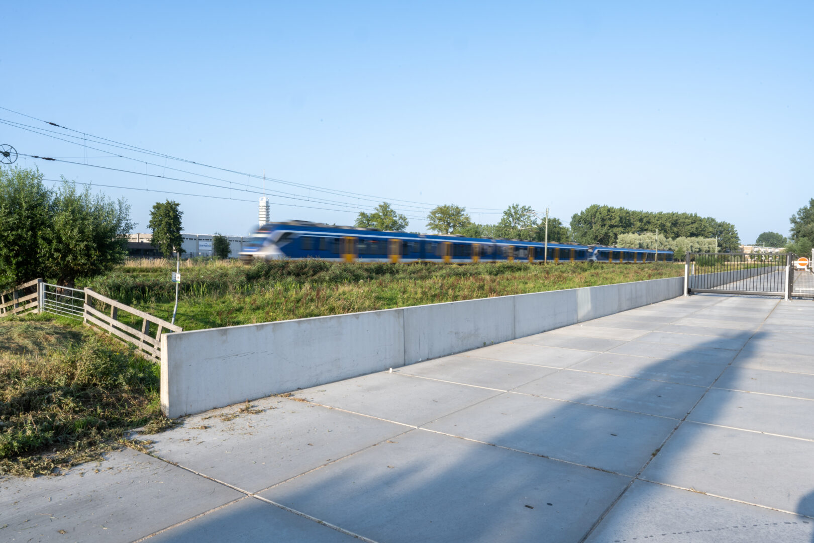 Bosch Beton - Kademuur van keerwanden langs bedrijf in Alphen aan den Rijn