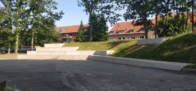 Bosch Beton - Keerwanden zorgen voor zitplekken in openbaar park Roesskovsvej in Odense (DK)