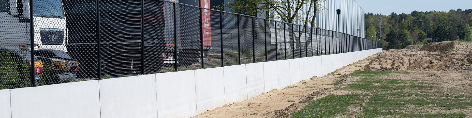 Bosch Beton - Solide terreinafscheiding van keerwanden bij distributiecentrum in Roermond