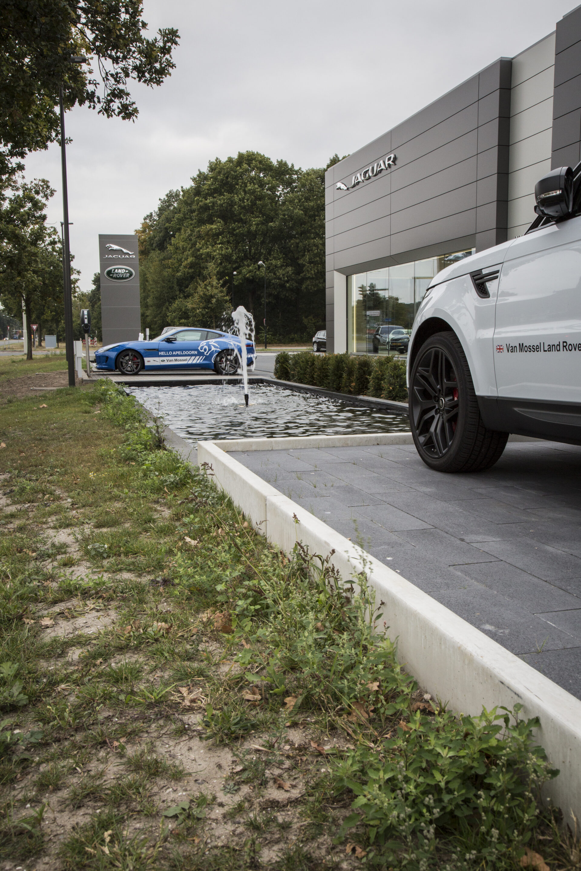 Bosch Beton Teich und Plattform aus Stützwänden bei Autohaus in Apeldoorn