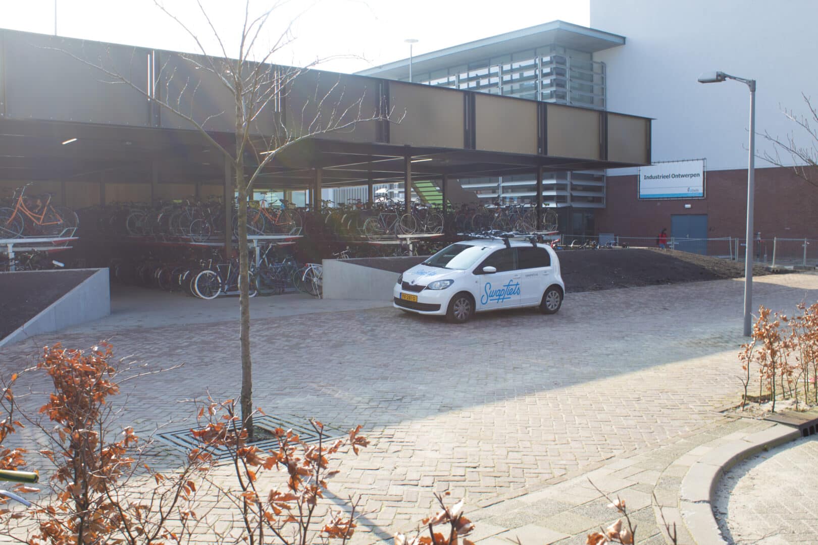 Bosch Beton - Keerwanden voor architectonische fietsenstalling TU Delft