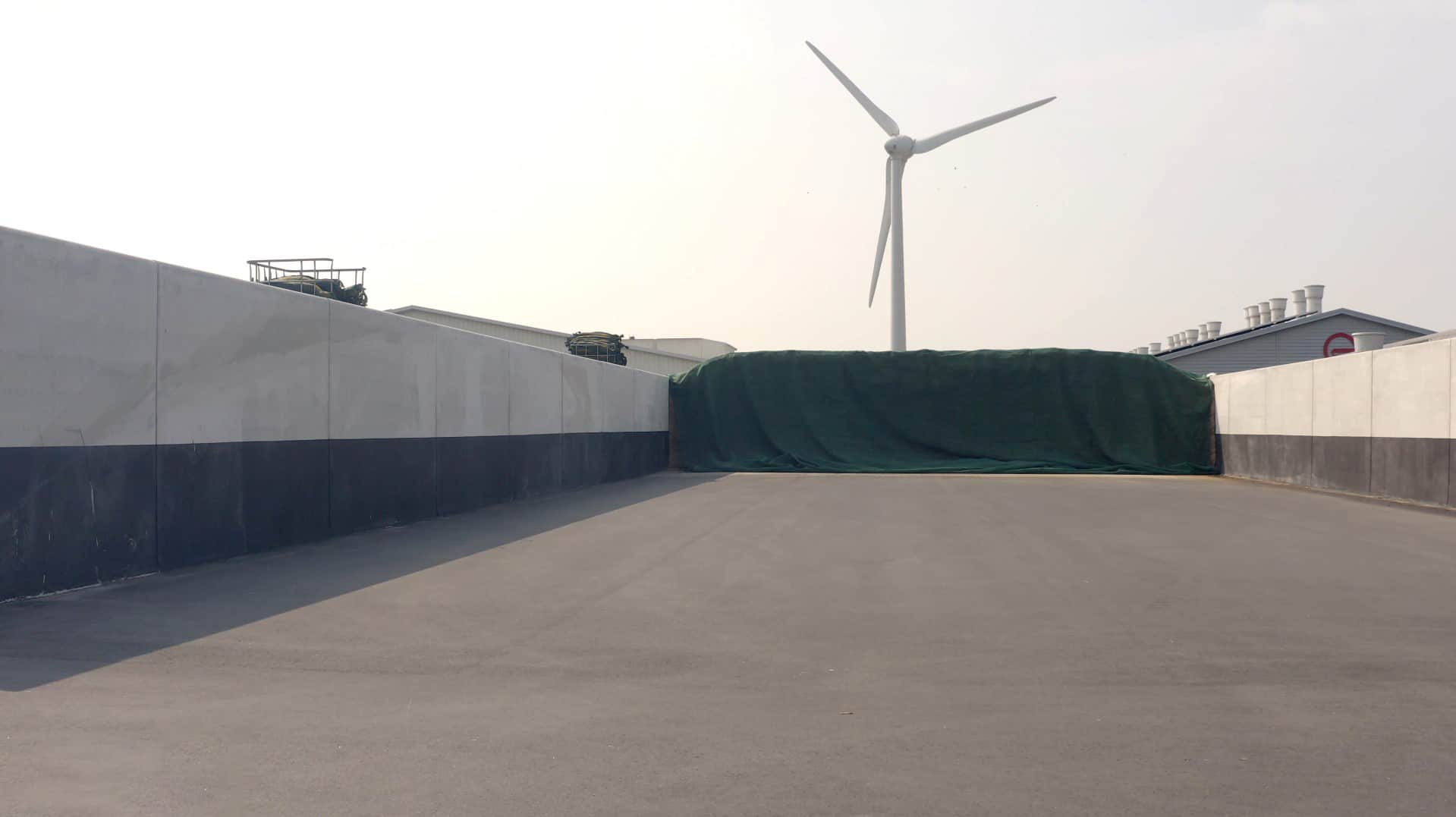 Fahrsilo mit Silowänden und Silageabdeckung auf einem landwirtschaftlichen Betrieb