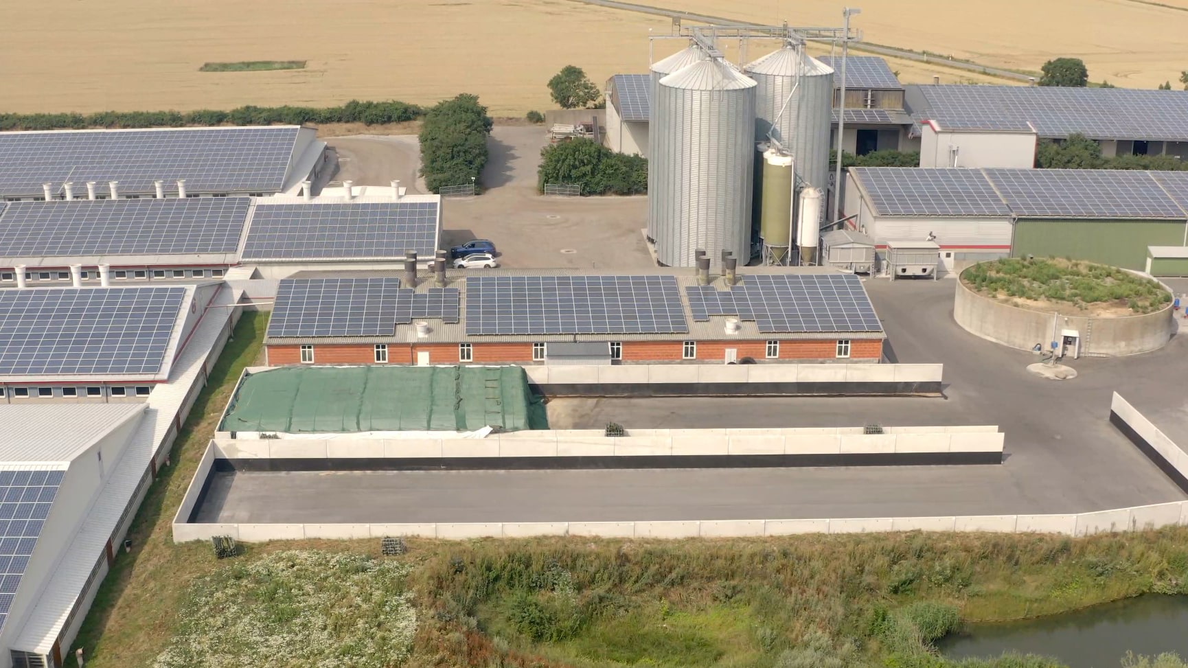 Fahrsilo mit Silowänden und mehreren Lagerkammern auf einem landwirtschaftlichen Betrieb