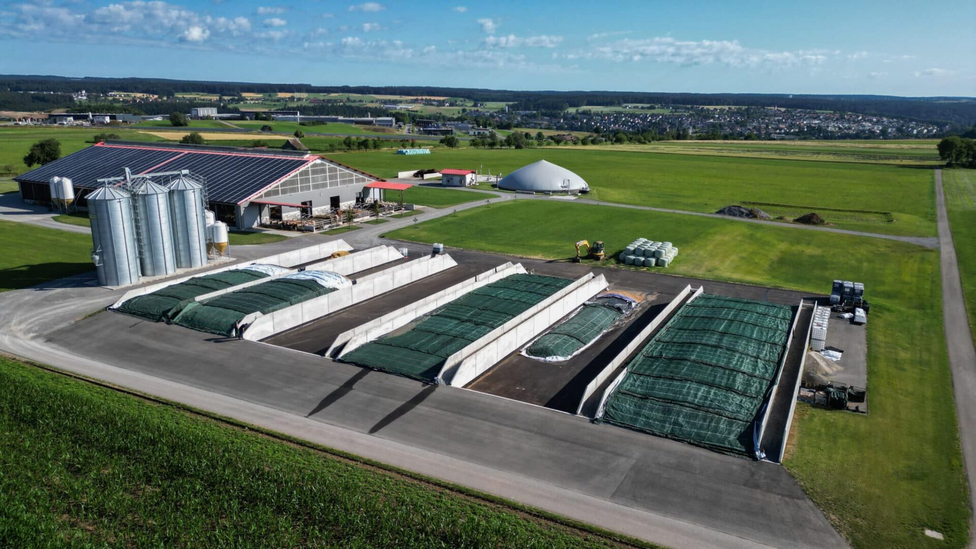 Futtermittellager mit Betonstützwänden auf einem landwirtschaftlichen Betrieb