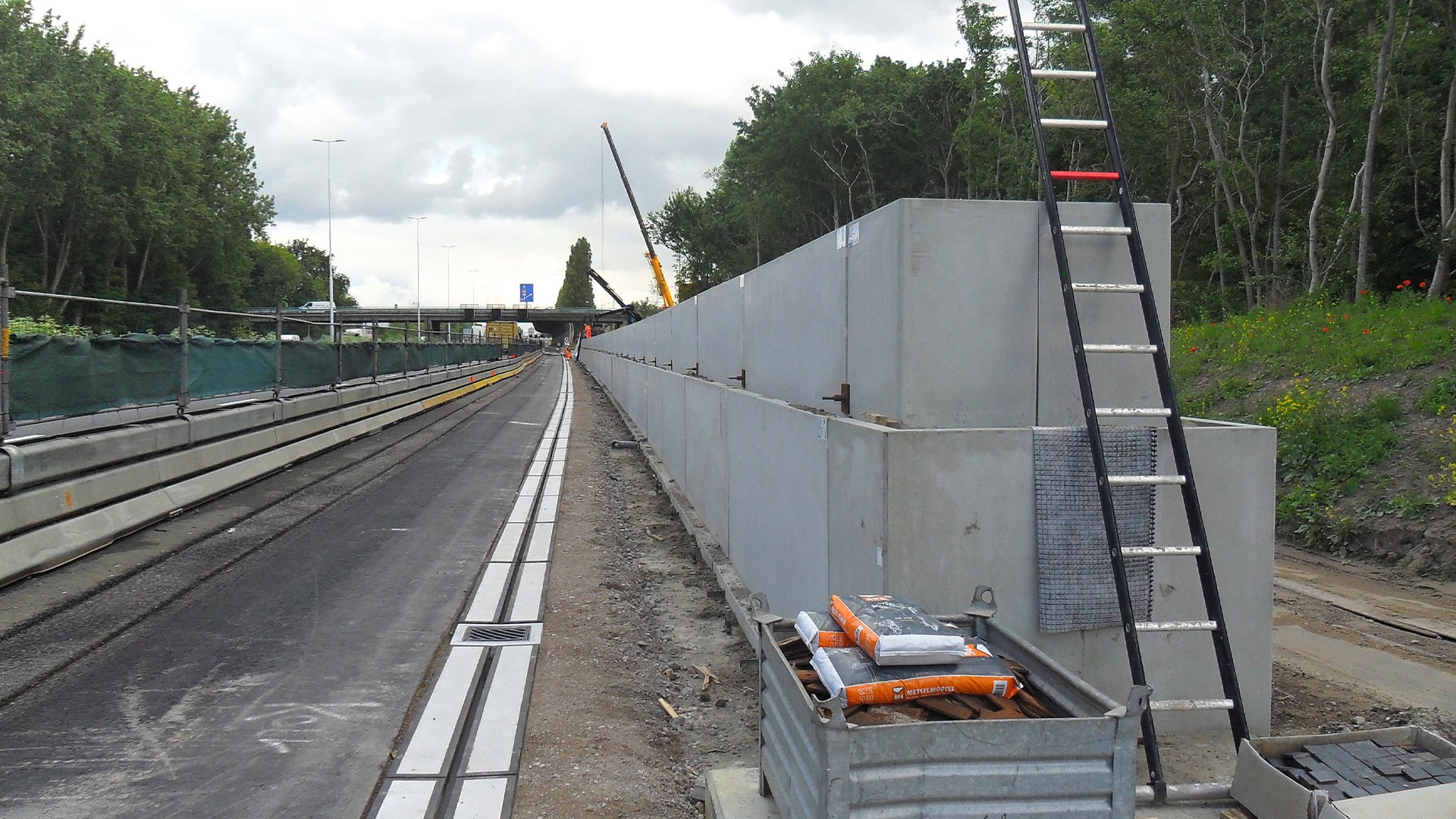 Betonstützwand als Lärmschutzwand entlang der Autobahn A16 und N3