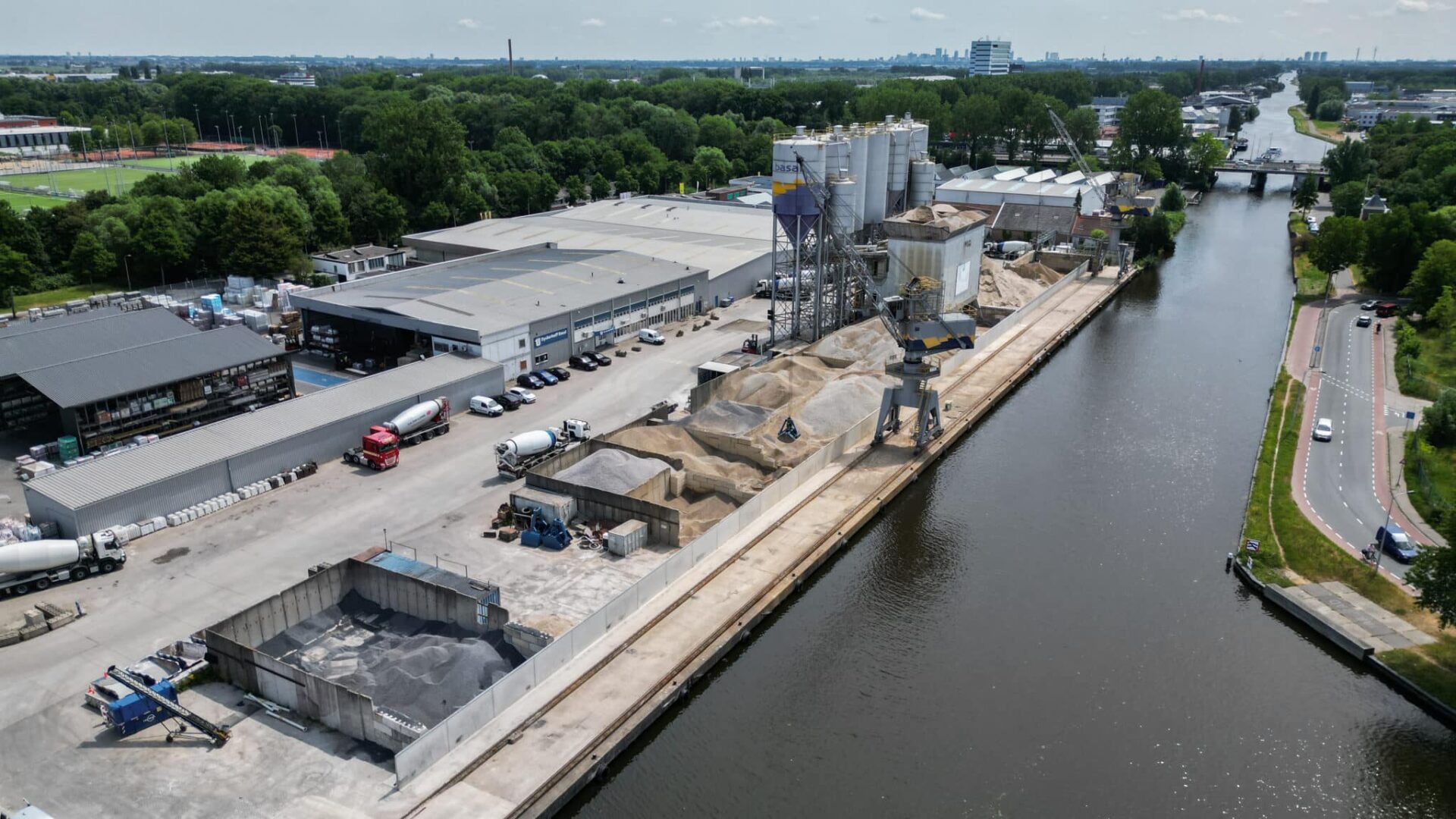Betonstützwand als Geländeumzäunung entlang eines Industriehafens