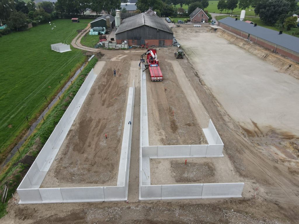 Fahrsilo mit Silowänden im Bau auf einem landwirtschaftlichen Betrieb