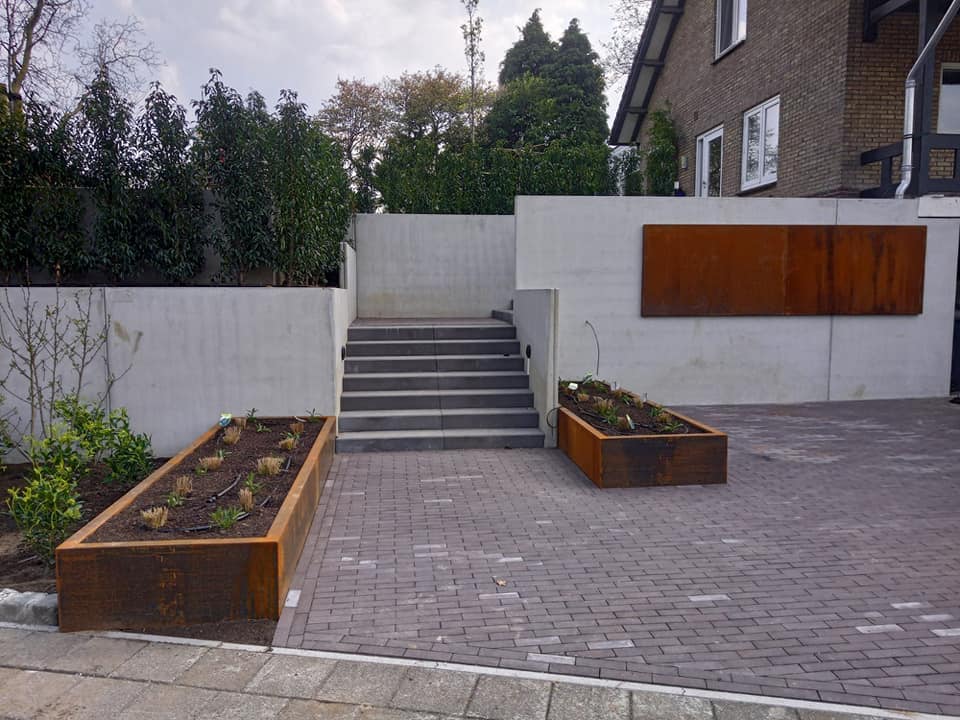L-Steine zum Ausgleich eines Höhenunterschieds in einem Privatgarten mit Treppenanlage