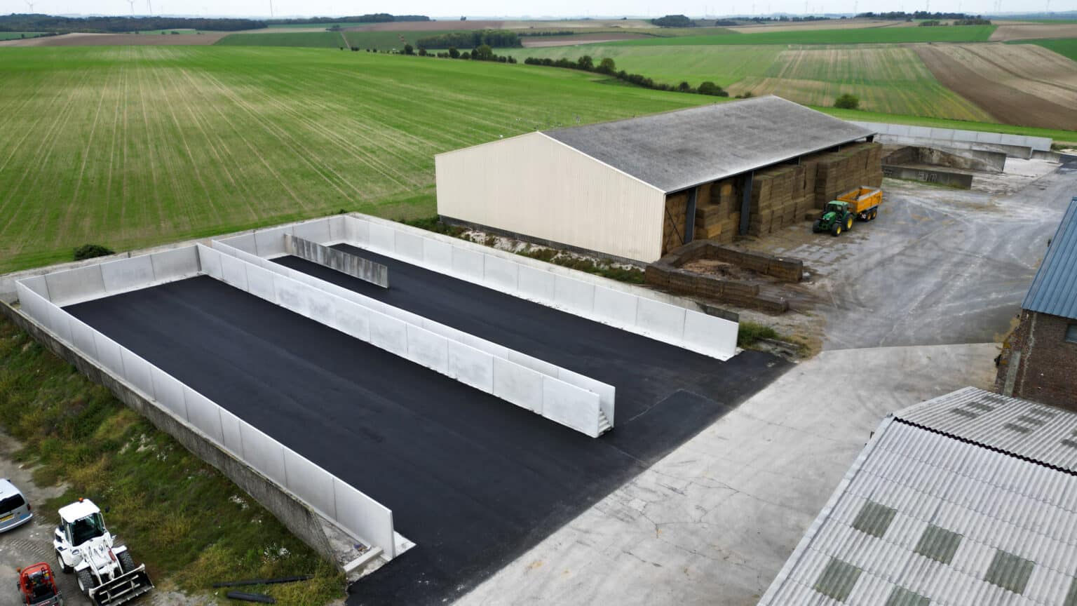 Fahrsilo mit L-Betonsteinen auf einem landwirtschaftlichen Betrieb.