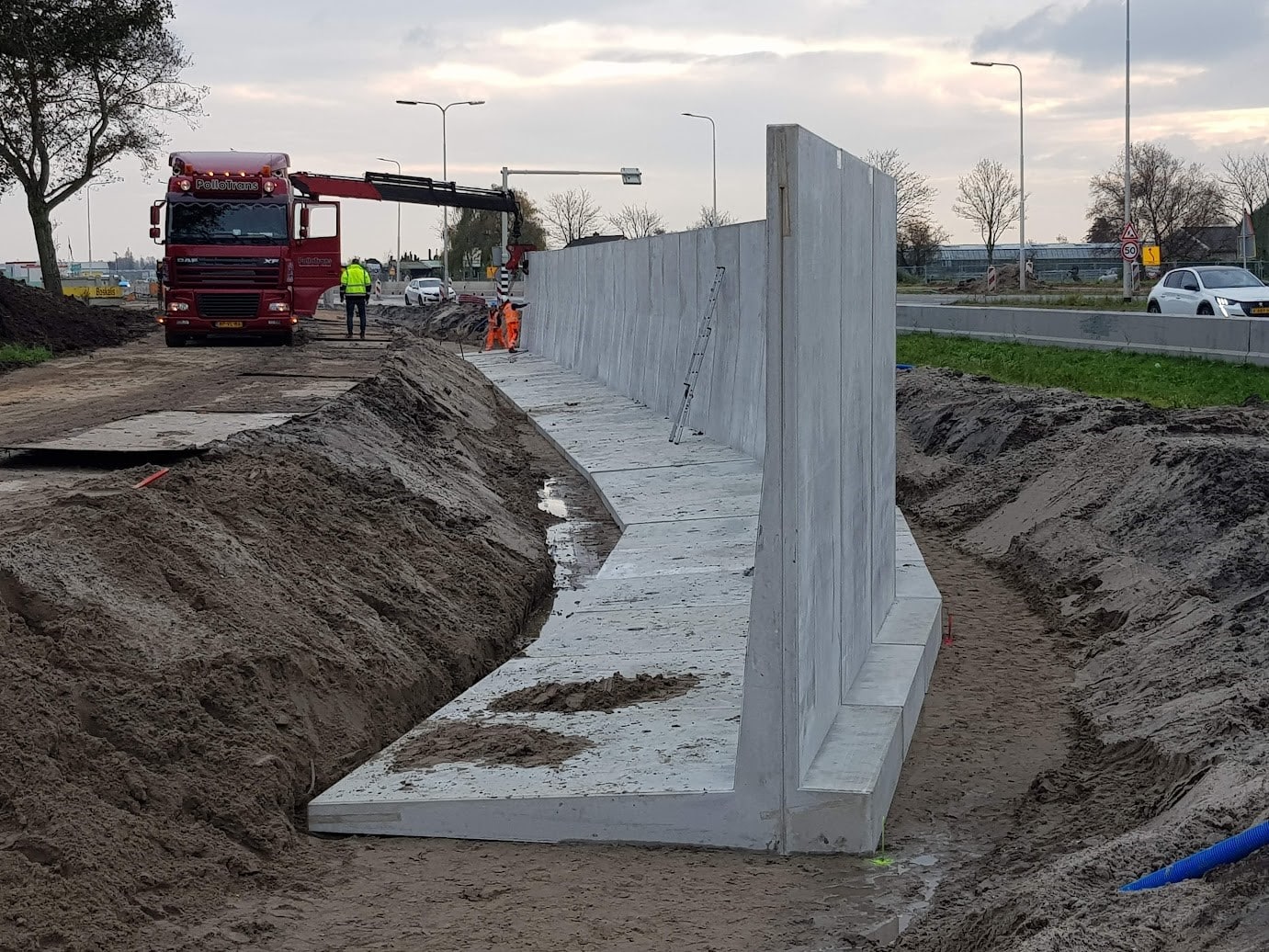 L-Betonsteine als Stützwände entlang einer Straße in den Niederlanden.
