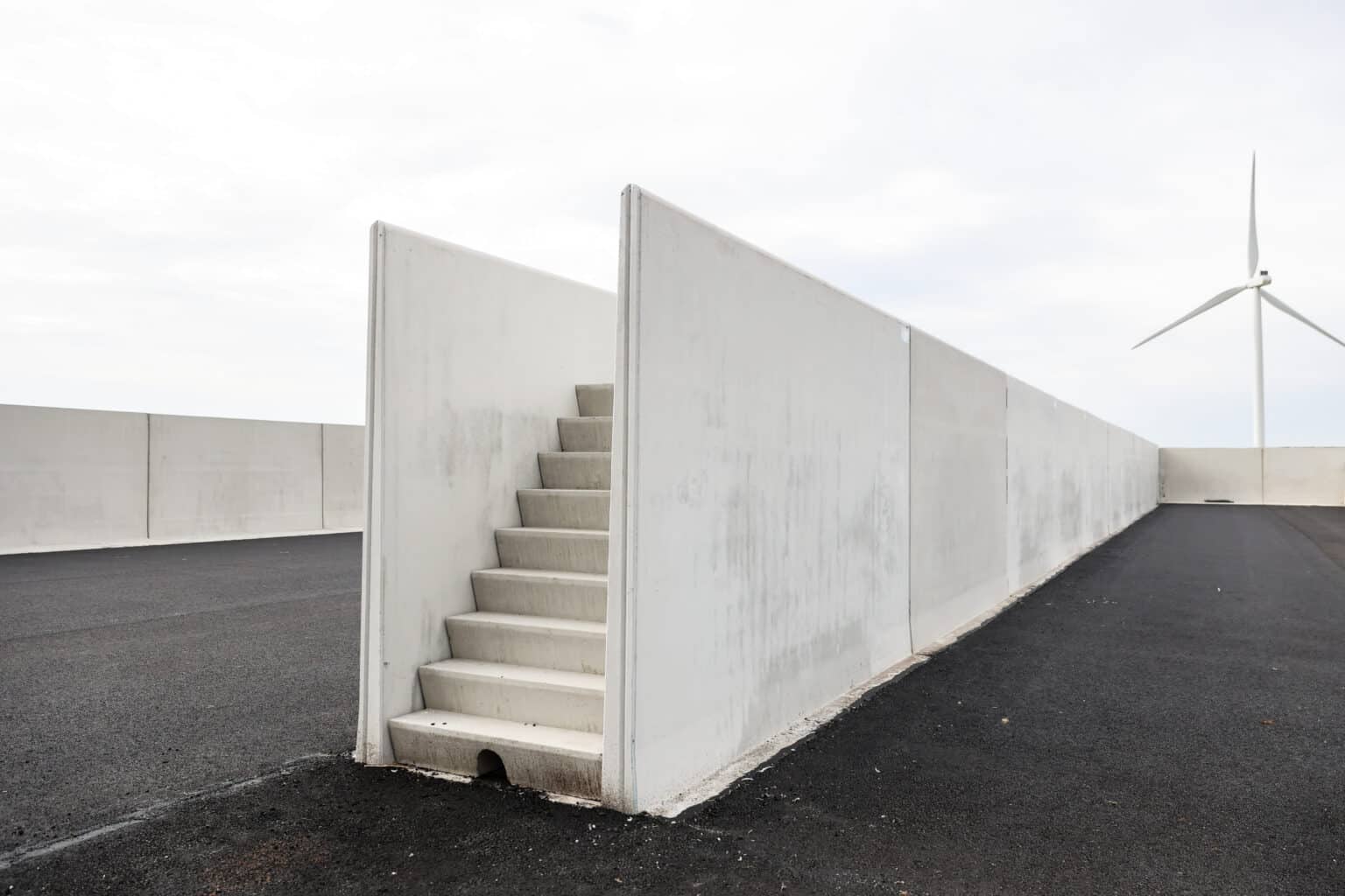Fahrsilo mit Stützwänden und integrierter Betontreppe für einen sicheren Zugang.