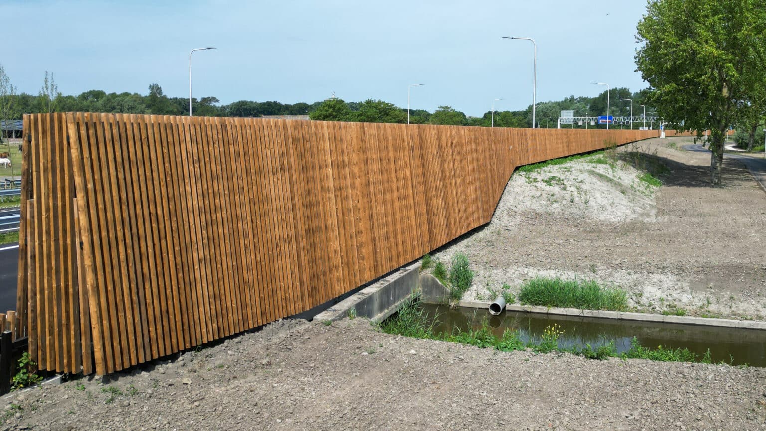 Lärmschutzwand entlang einer Verkehrsfläche zur Reduzierung von Umgebungsgeräuschen.