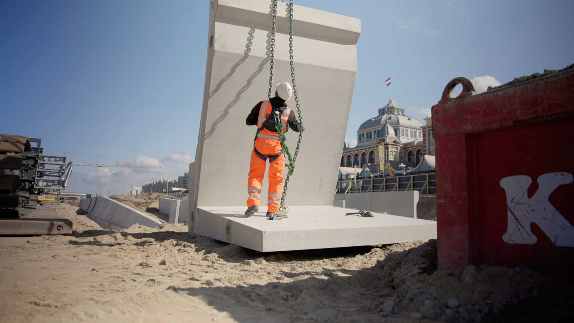 Jij verzorgt een nauwkeurige plaatsing van de betonelementen.