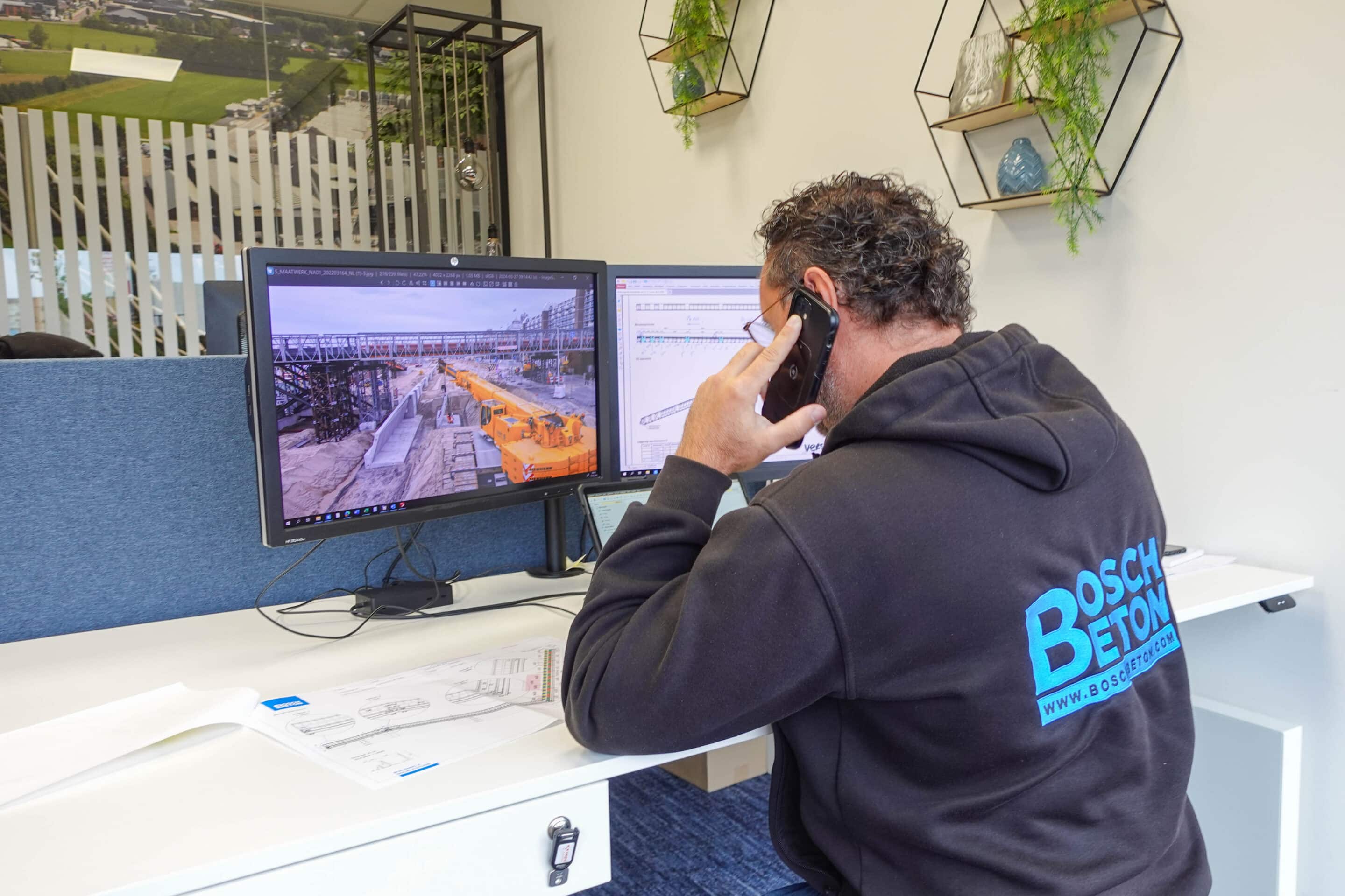 Servicemitarbeiter unterstützt einen Kunden telefonisch anhand von Projektbildern am Bildschirm