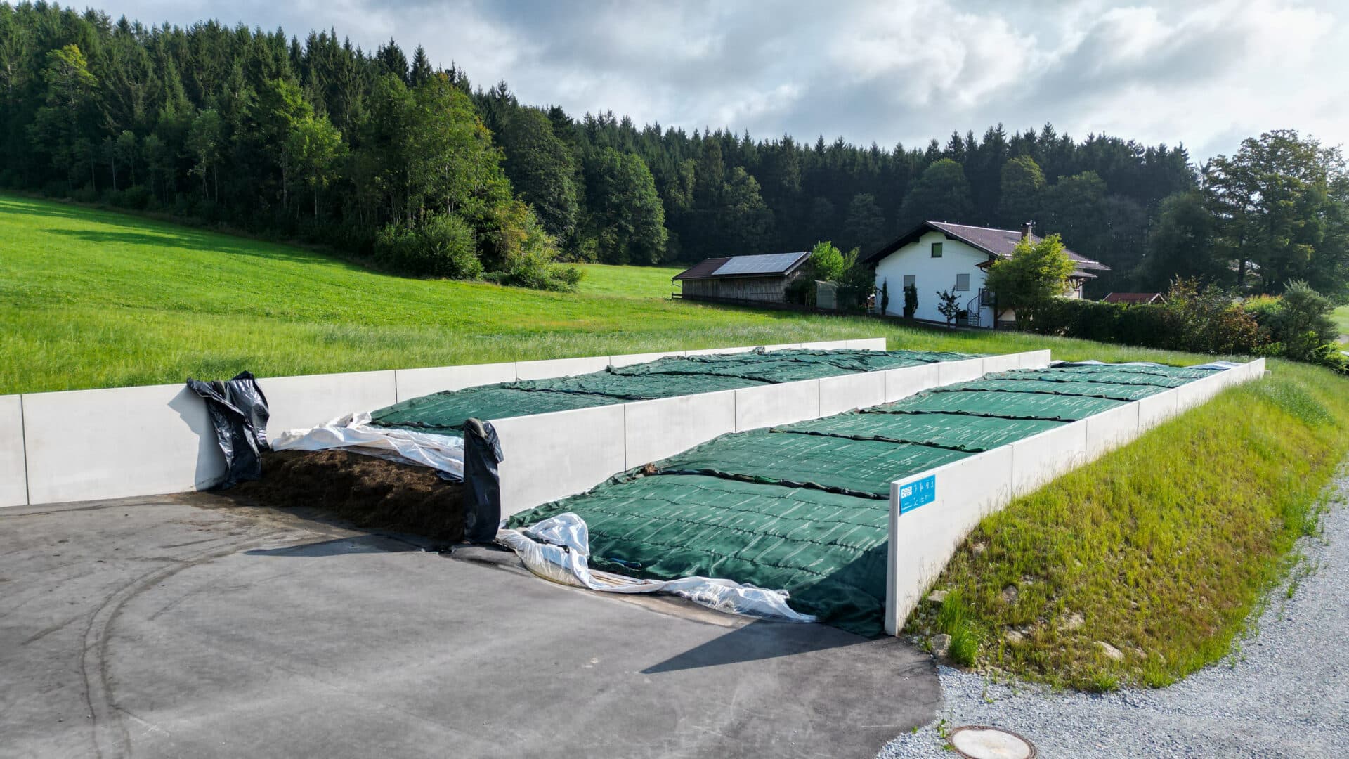 Fahrsilo mit abgedeckter Silage auf einem landwirtschaftlichen Betrieb
