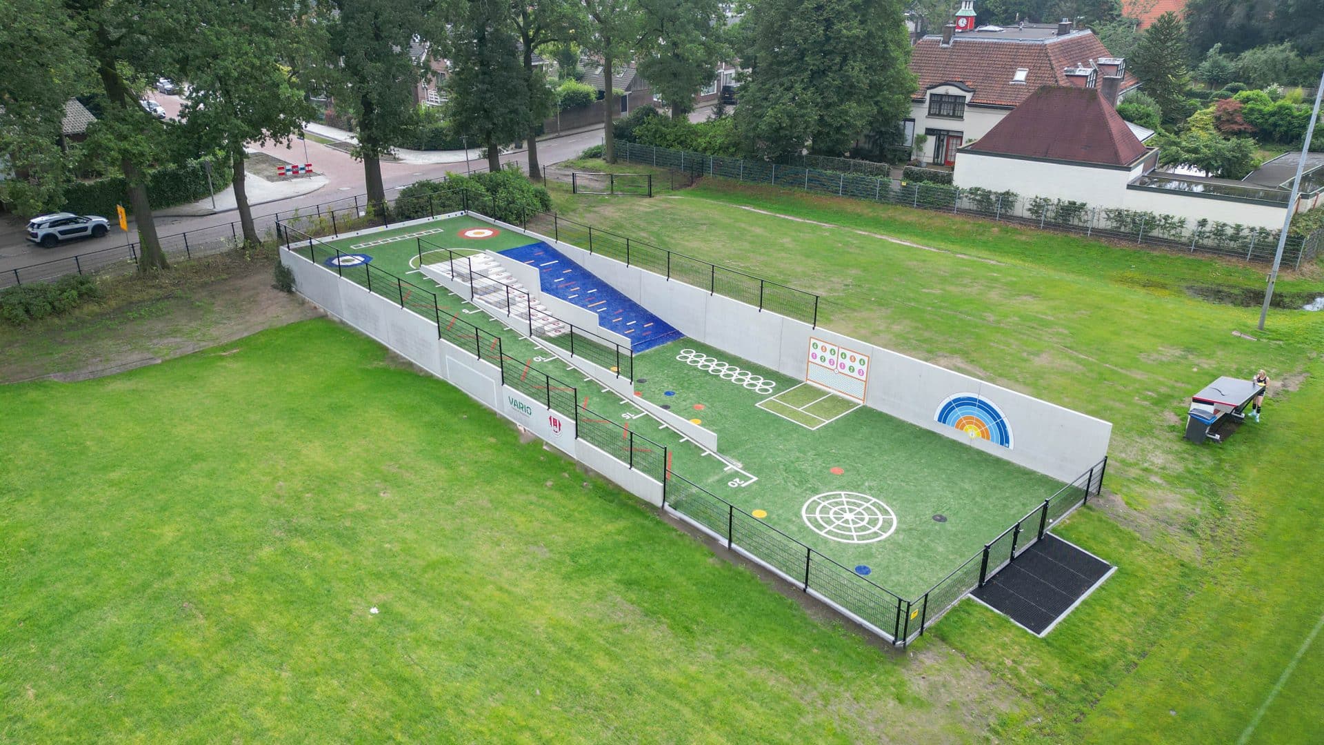 Luchtfoto van het multifunctionele beweegpark met keerwanden als basis