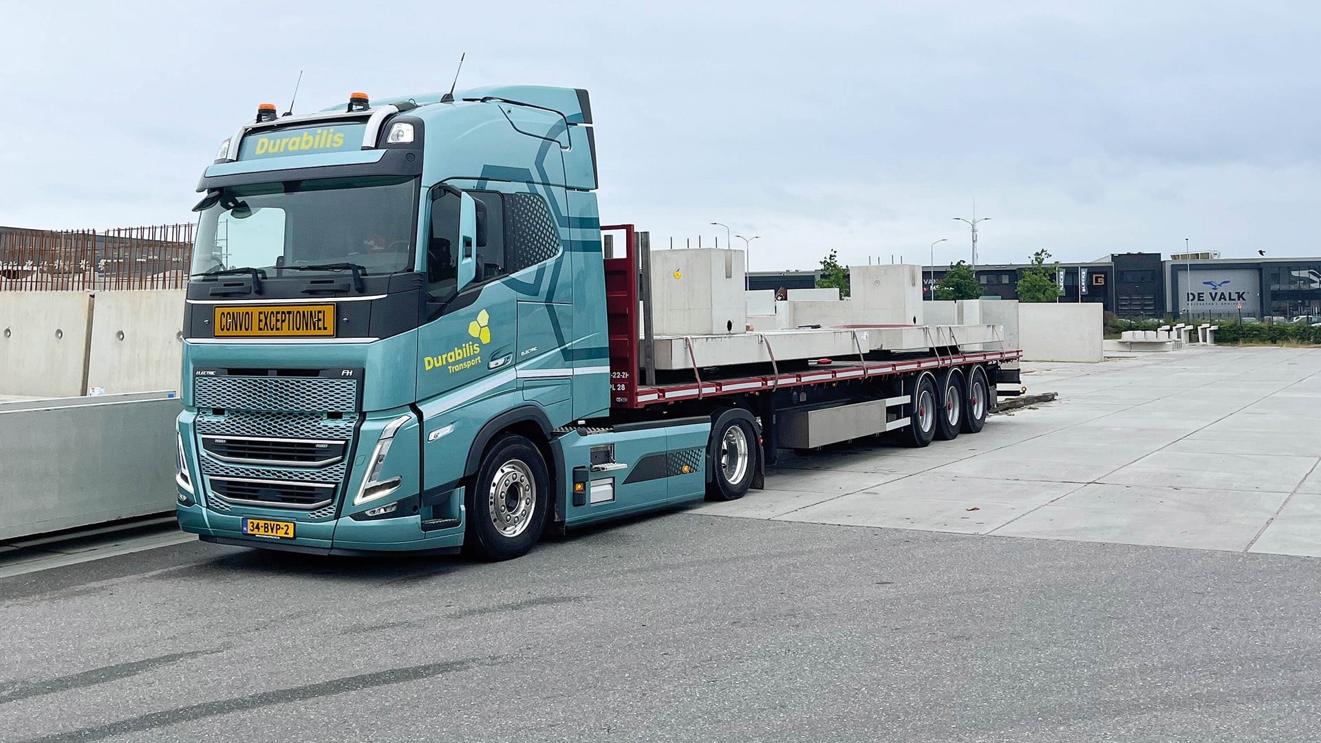 Elektrischer Lkw mit Bosch Beton Stützwänden für den emissionsfreien Transport nach Deutschland