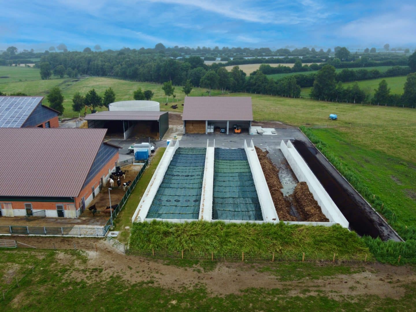 Fahrsiloanlage mit Stützwänden auf einem landwirtschaftlichen Betrieb in Deutschland.