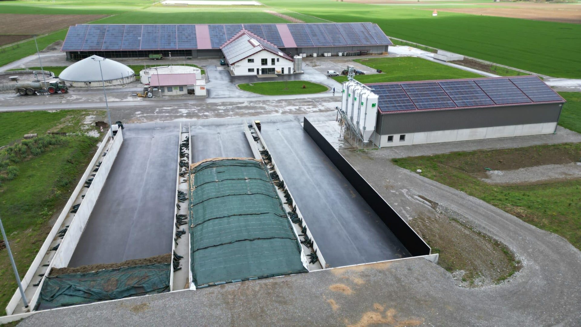Fahrsilo mit Stützwänden auf einem modernen landwirtschaftlichen Betrieb.