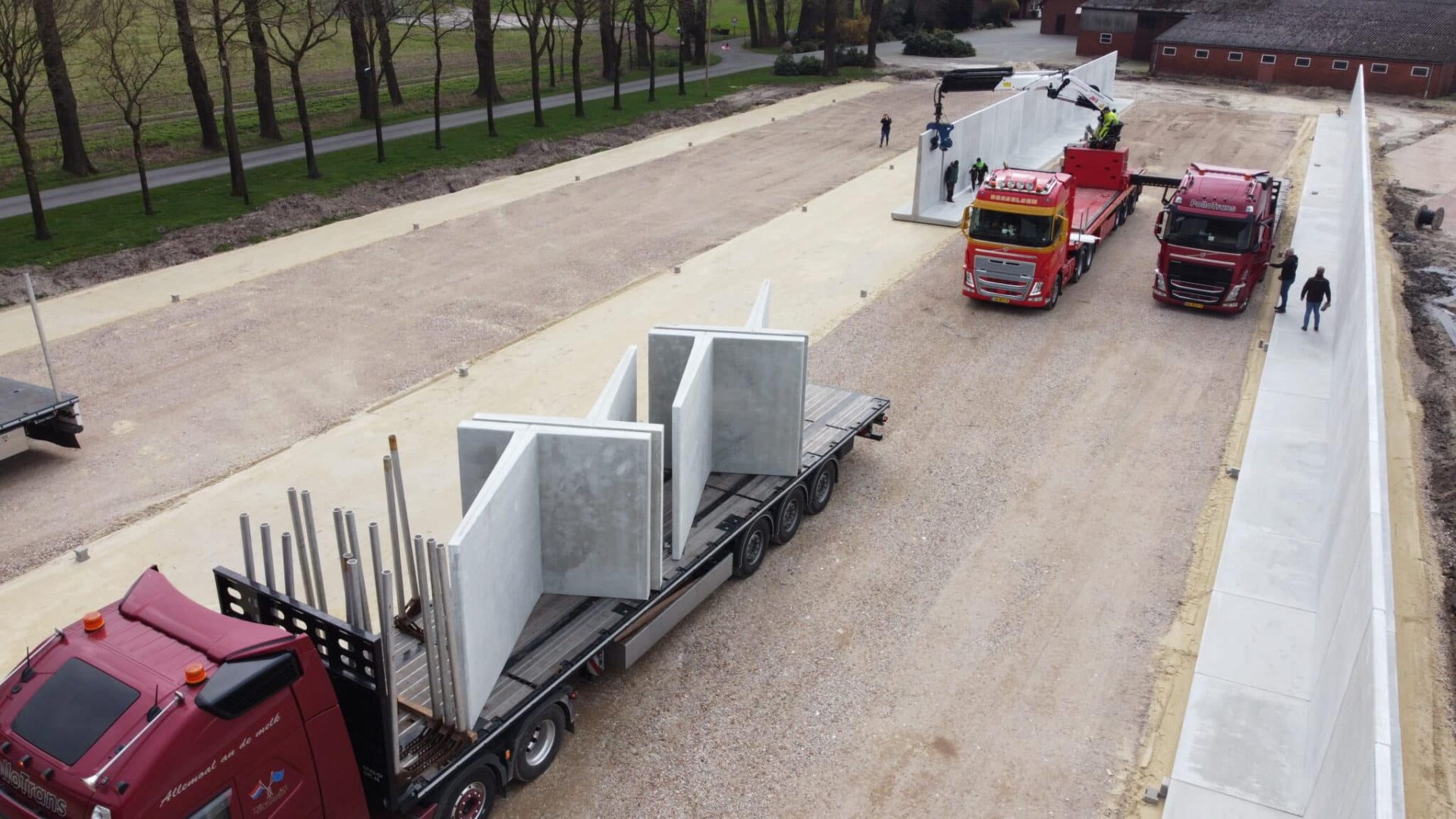 Stützwände werden direkt vom Lkw auf der Baustelle eines Fahrsilos versetzt.