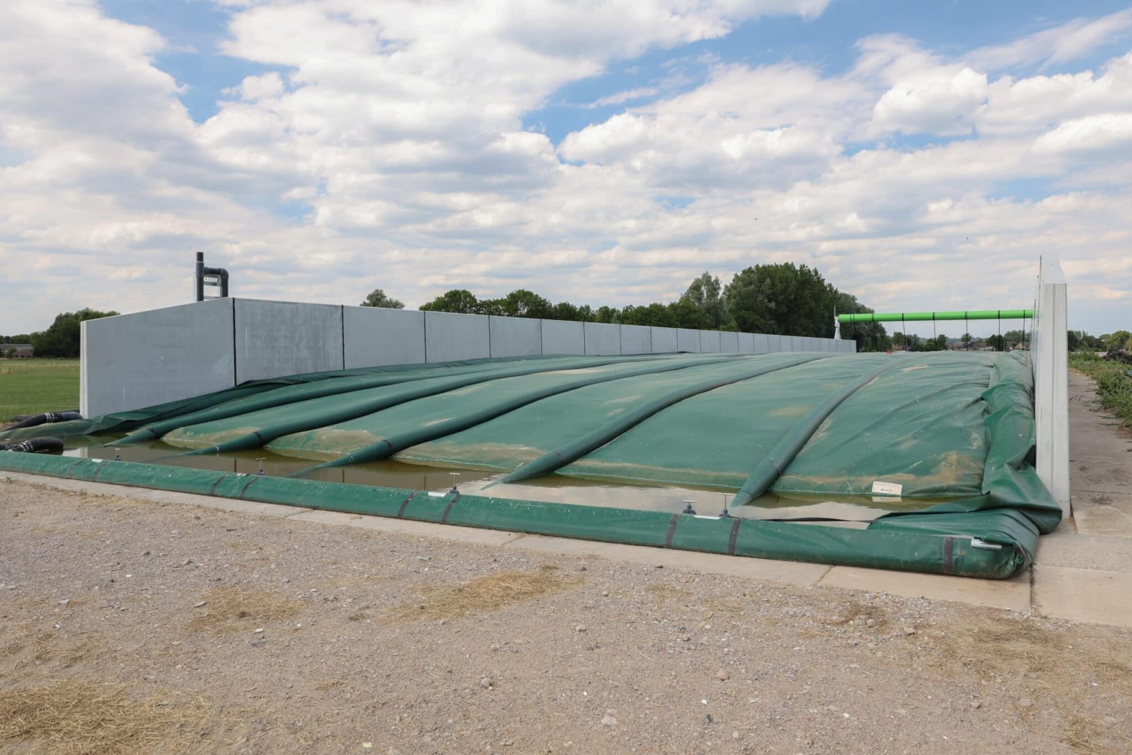 Fahrsilo mit Abdeckungssystem und Stützwänden zur sicheren Lagerung von Silage.