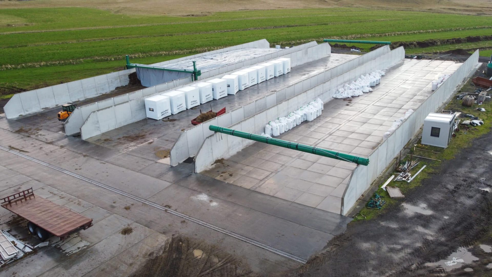 Große Fahrsiloanlage mit Stützwänden und Abdeckungssystem auf einem landwirtschaftlichen Betrieb in den Niederlanden.