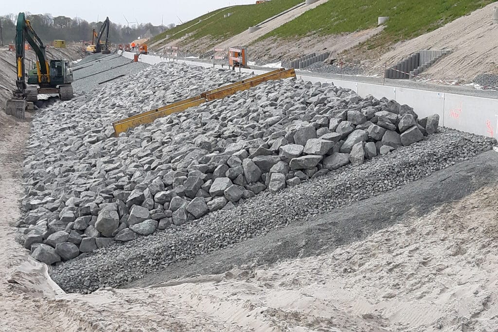 Uferverstärkung mit Wasserbausteinen und Betonelementen am Nord-Ostsee-Kanal