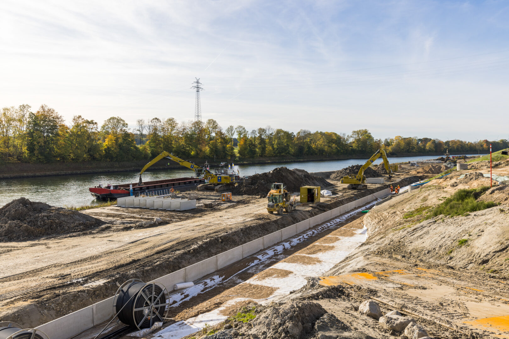Uferverstärkung am Nord-Ostsee-Kanal mit Schiffen und Baumaschinen