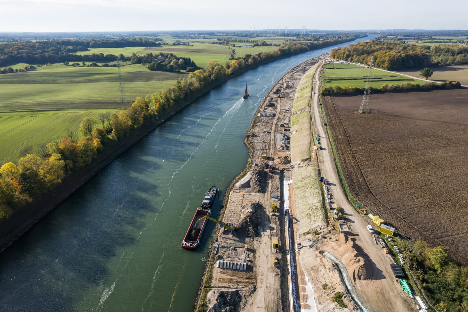Bauarbeiten zur Uferverstärkung am Nord-Ostsee-Kanal aus der Luft