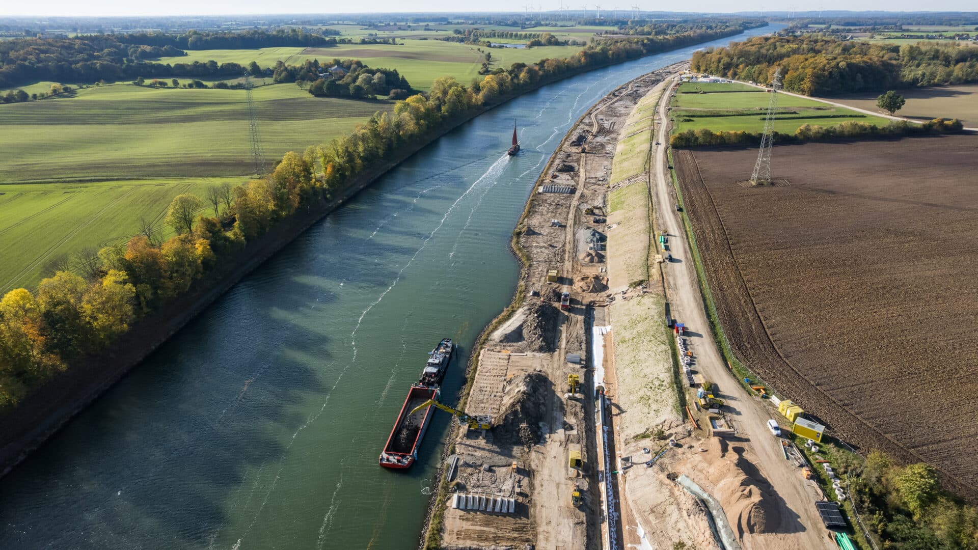 Bauarbeiten zur Uferverstärkung am Nord-Ostsee-Kanal aus der Luft