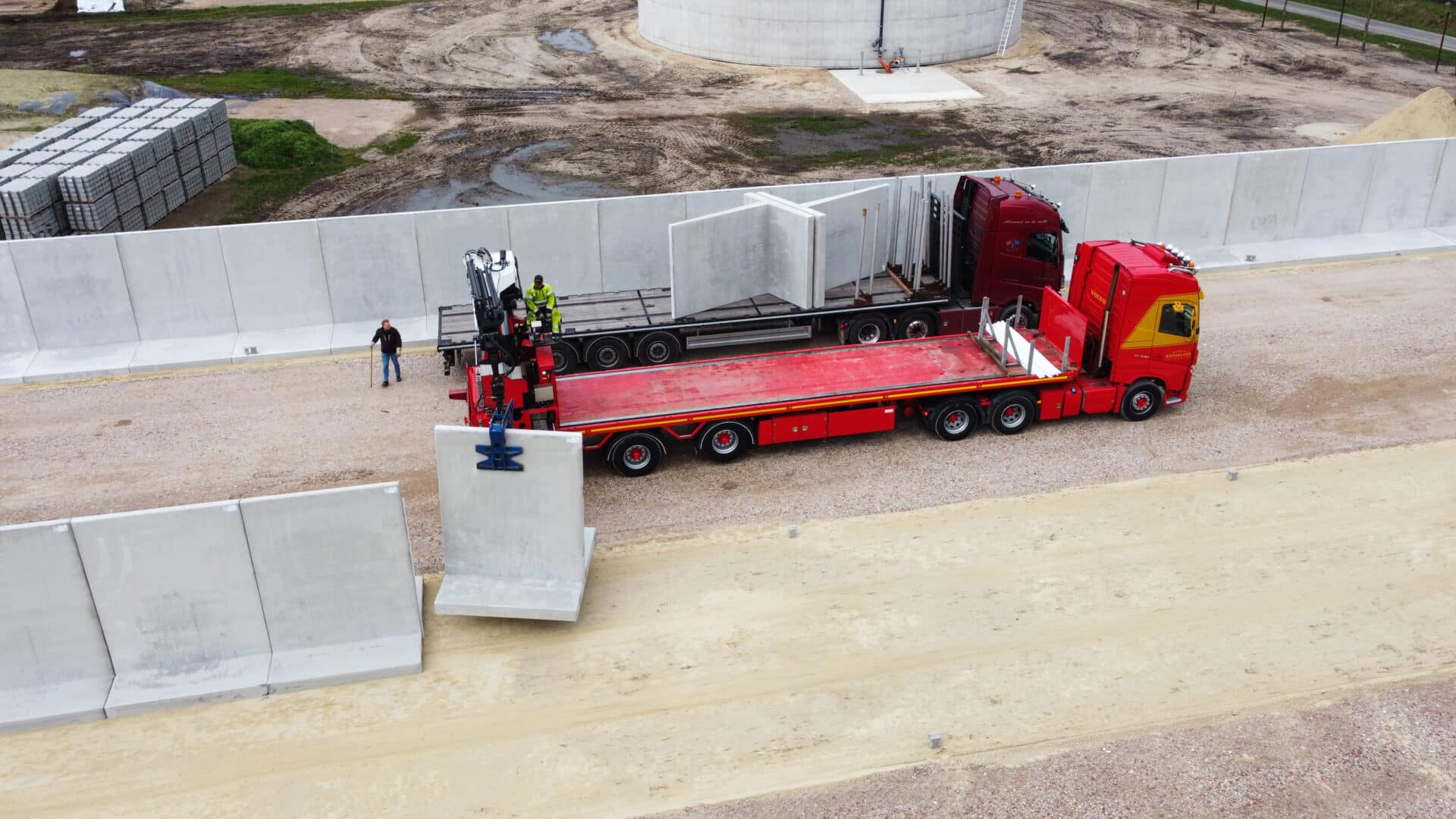 Lkw liefert Stützwände auf einer Baustelle mit Greifer