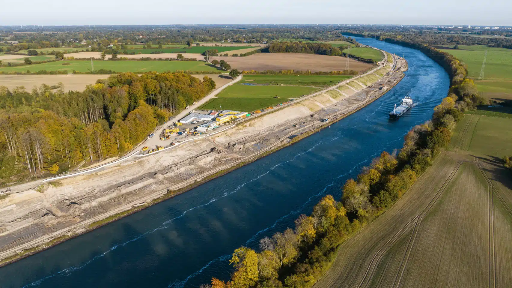 Luftaufnahme der Baustelle zur Uferverstärkung am Nord-Ostsee-Kanal