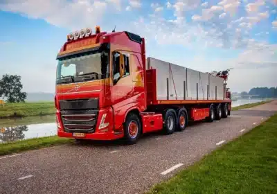 Lkw transportiert Stützwände auf einem Tieflader für die Lieferung zur Baustelle
