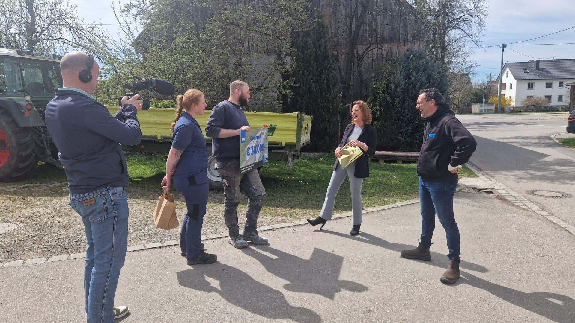 Übergabe des Gewinnschecks an die Gewinner der Bosch Beton Fahrsilo-Aktion auf einem landwirtschaftlichen Betrieb