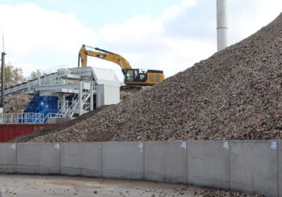 Stützwände sichern große Schüttguthalden in einer industriellen Lageranlage