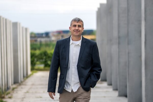 Gerd Baur zwischen Betonfertigteilen am Standort Bosch Beton Barneveld