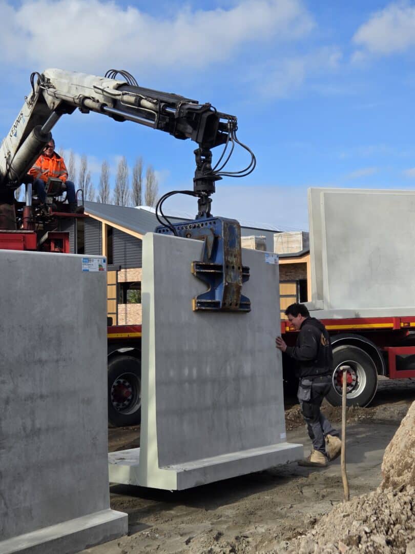 Greifer versetzt Stützwände präzise auf einer Baustelle