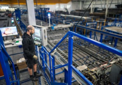Mitarbeiter überwacht die neue Mattenschweißanlage in der Produktionshalle von Bosch Beton
